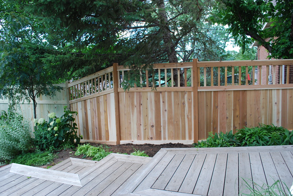 Wood privacy fence with decorative open top